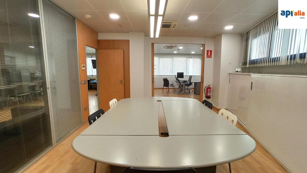 Imagen 4 de EXCLUSIVA APIALIA: Amplia y funcional oficina en venta – ¡Lista para empezar a trabajar!
