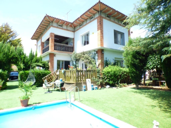 Imagen 1 de ✨ Vive el lujo natural: Exclusiva casa independiente en Sant Salvador de Guardiola con piscina