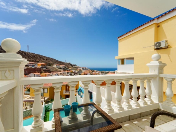 Imagen 2 de Amplia casa adosada de 6 dormitorios con apartamento independiente