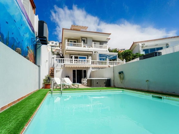 Imagen 1 de Amplia casa adosada de 6 dormitorios con apartamento independiente