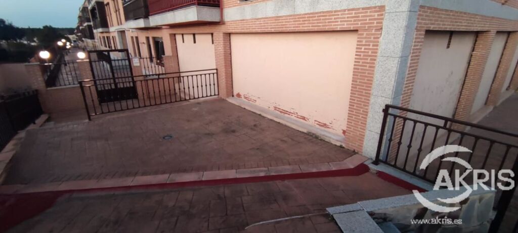 Imagen 2 de LOCAL COMERCIAL EN YUNCLER **NO SE PUEDE HACER CAMBIO USO**