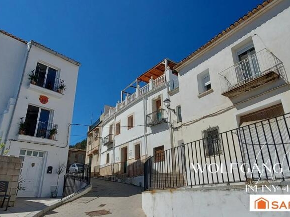 Imagen 2 de ¡Tu casa integralmente modernizada te espera en el centro histórico de Palma de Gandía!