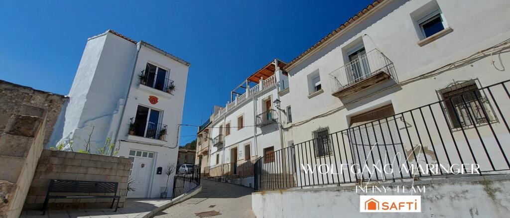 Imagen 2 de ¡Tu casa integralmente modernizada te espera en el centro histórico de Palma de Gandía!