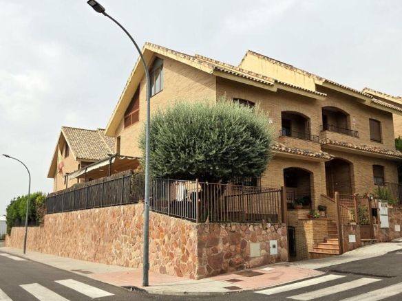 Imagen 3 de CHALET EN URBANIZACIÓN ITÁLICA