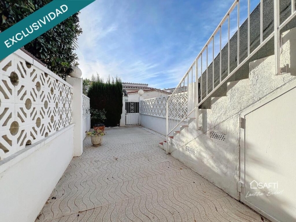 Imagen 2 de Encantadora Casa Adosada en Empuriabrava – Exclusiva de SAFTI