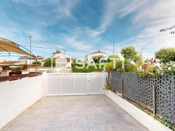 Imagen 2 de Encantadora casa adosada con 2 dormitorios y amplia terraza – Ubicada en una zona privilegiada de Empuriabrava
