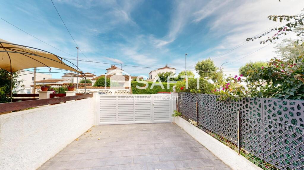 Imagen 2 de Encantadora casa adosada con 2 dormitorios y amplia terraza – Ubicada en una zona privilegiada de Empuriabrava