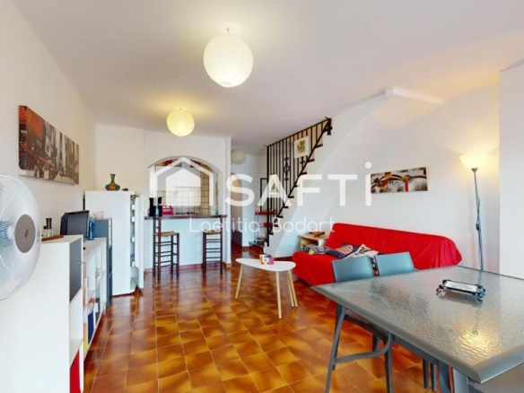 Imagen 3 de Encantadora casa adosada con 2 dormitorios y amplia terraza – Ubicada en una zona privilegiada de Empuriabrava