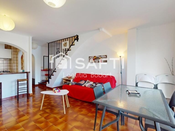 Imagen 1 de Encantadora casa adosada con 2 dormitorios y amplia terraza – Ubicada en una zona privilegiada de Empuriabrava