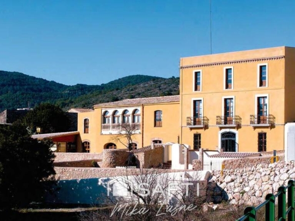 Imagen 4 de Tu Inversión Soñada en una  Masía Histórica con Potencial Ilimitado