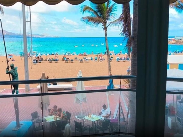 Imagen 1 de PISO ÚNICO EN PRIMERA LÍNEA DE LA PLAYA DE LAS CANTERAS