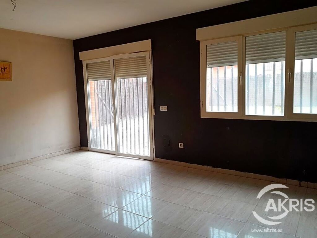 Imagen 3 de CHALET ADOSADO EN YUNCOS EN ZONA RESIDENCIAL