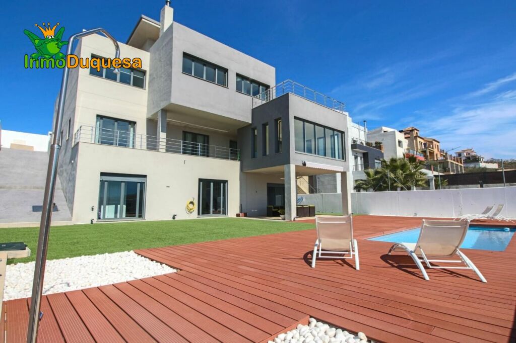 Imagen 2 de Chalet de DISEÑO MODERNO en venta en La Zubia.