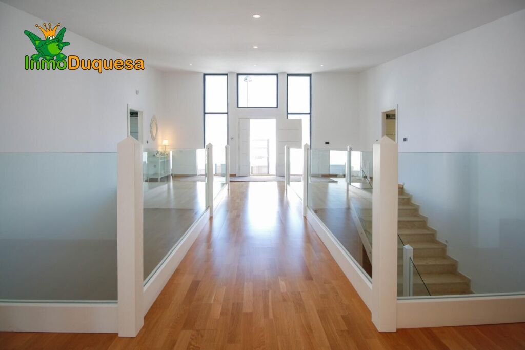 Imagen 3 de Chalet de DISEÑO MODERNO en venta en La Zubia.