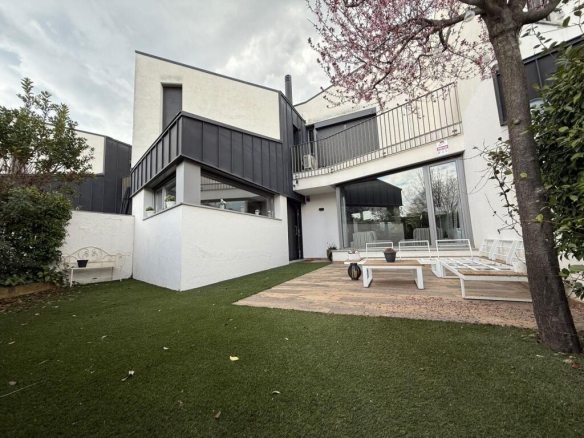 Imagen 1 de ESPECTACULAR CASA EN CENTRO CENTELLES!! - El Club del Propietario Imagen 1 de ESPECTACULAR CASA EN CENTRO CENTELLES!!