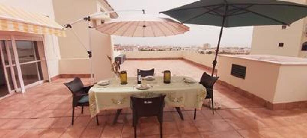 Imagen 4 de EXCLUSIVO ÁTICO EN ESTEPONA CON ESPECTACULARES VISTAS AL MAR Y LA MONTAÑA