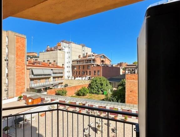 Imagen 2 de Piso con balcón y patio interior a 3 calles de la estación de tren