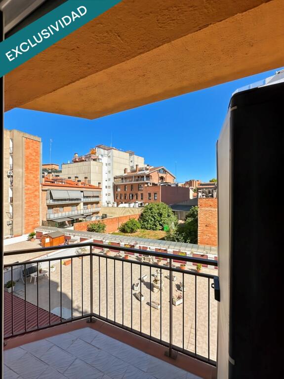 Imagen 2 de Piso con balcón y patio interior a 3 calles de la estación de tren