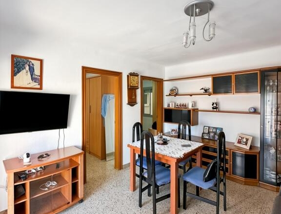 Imagen 3 de Piso con balcón y patio interior a 3 calles de la estación de tren