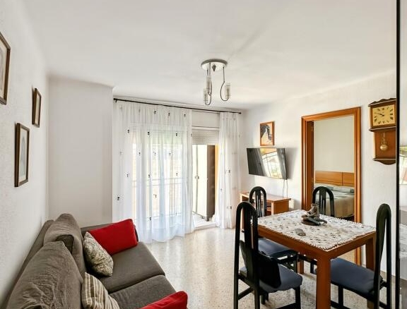 Imagen 4 de Piso con balcón y patio interior a 3 calles de la estación de tren