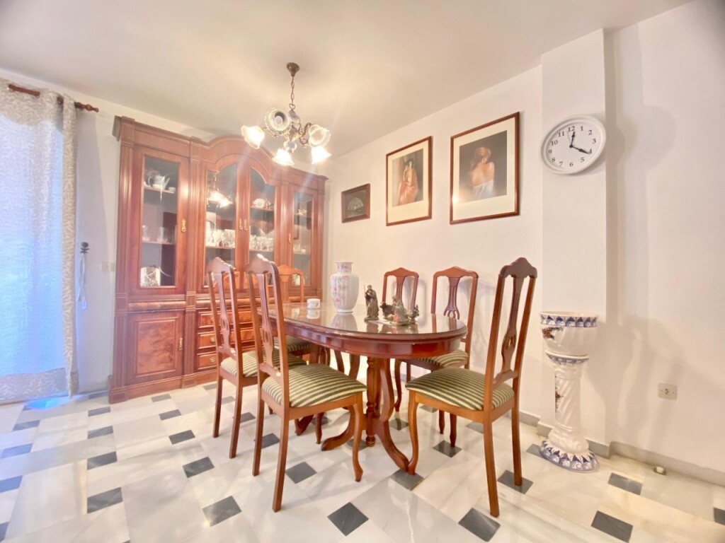Imagen 2 de AMPLIA VIVIENDA FAMILIAR EN CIUDAD JARDÍN – MÁLAGA ...
