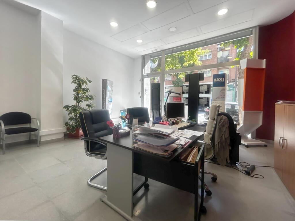Imagen 2 de Gran oportunidad en La Bordeta – Local a pie de calle de más de 200 m² con escaparate