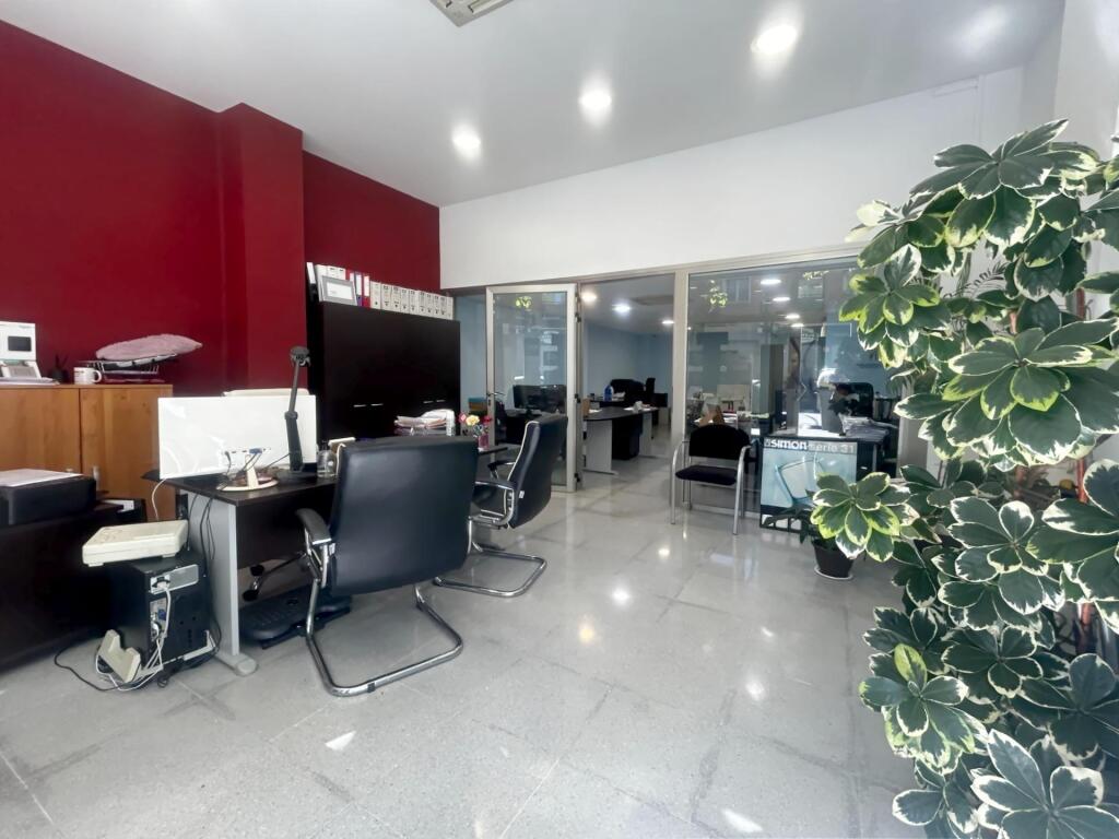 Imagen 3 de Gran oportunidad en La Bordeta – Local a pie de calle de más de 200 m² con escaparate