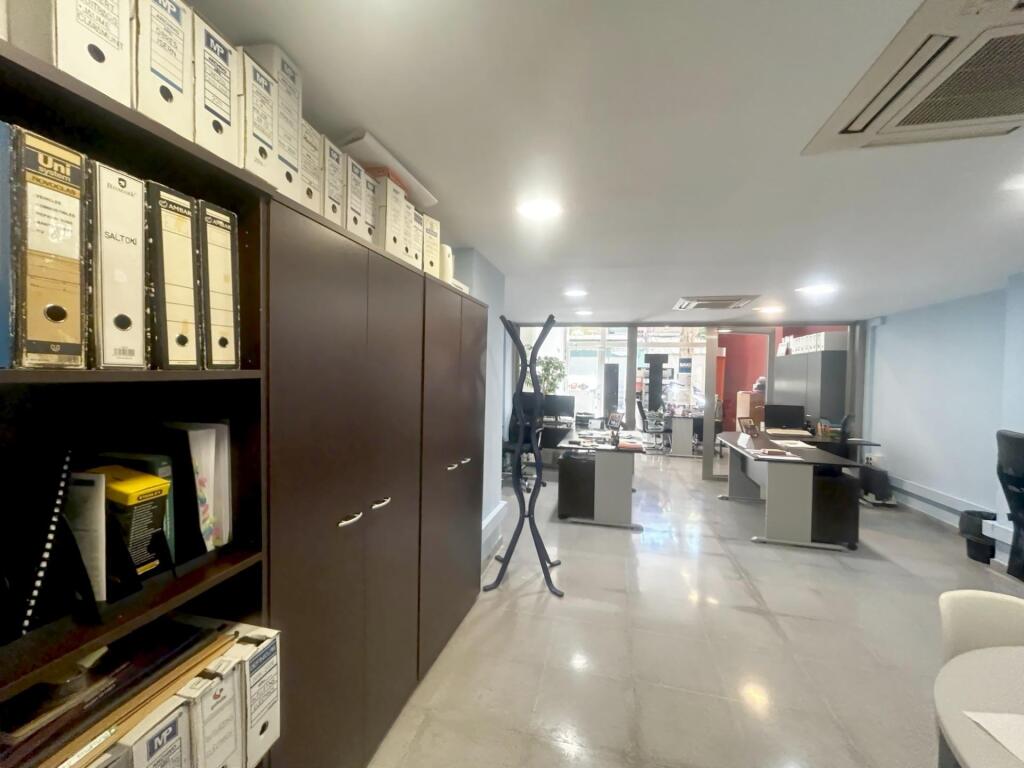 Imagen 4 de Gran oportunidad en La Bordeta – Local a pie de calle de más de 200 m² con escaparate