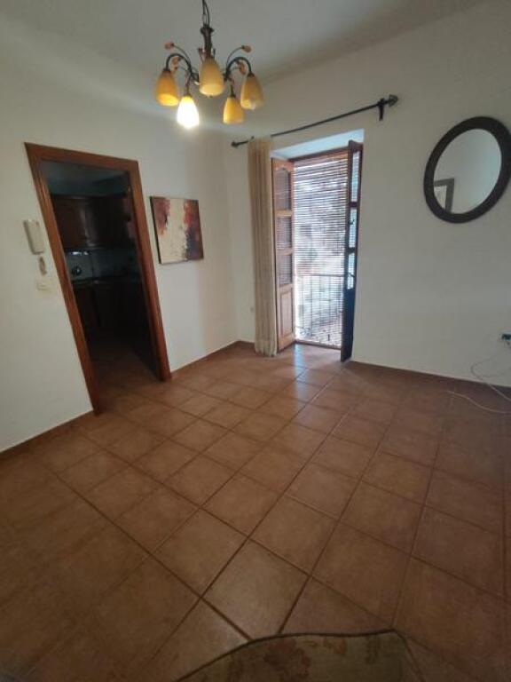 Imagen 2 de ACOGEDORA CASA DE DOS PLANTAS CON MUCHO POTENCIAL EN CENTRO DE ESTEPONA
