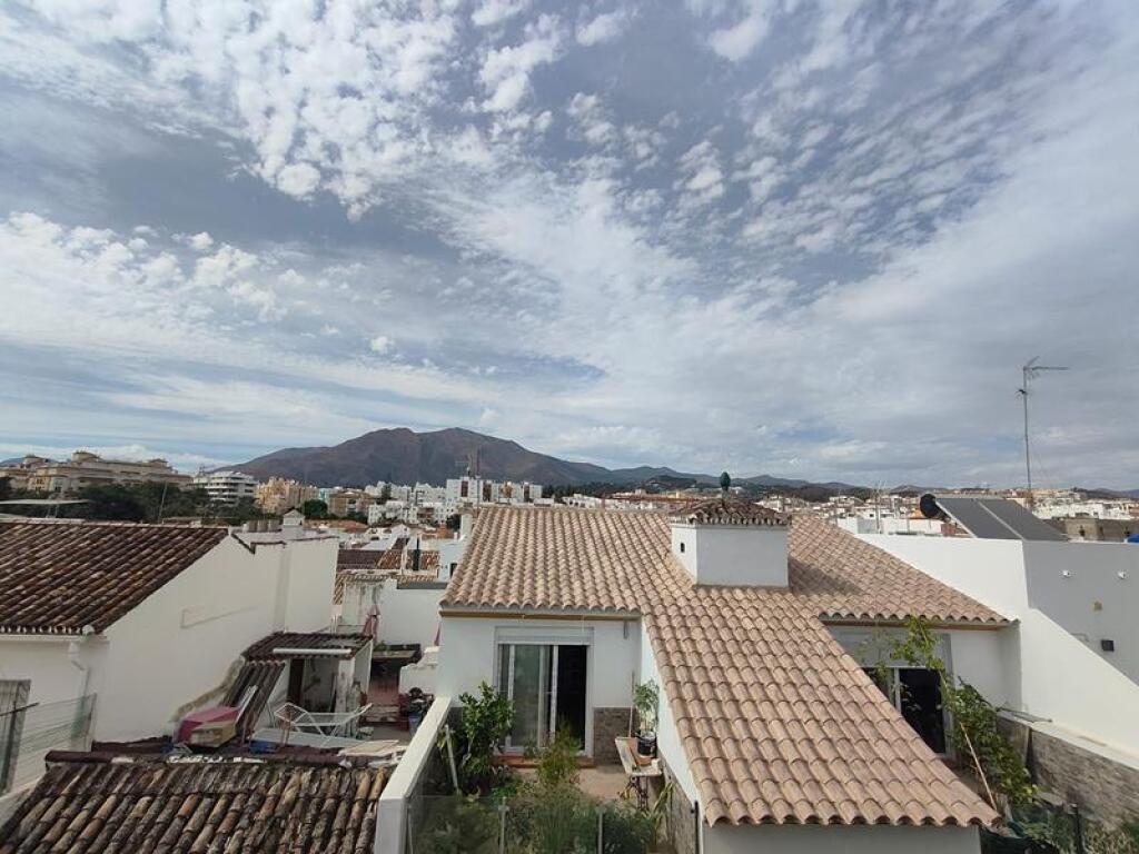 Imagen 3 de ACOGEDORA CASA DE DOS PLANTAS CON MUCHO POTENCIAL EN CENTRO DE ESTEPONA