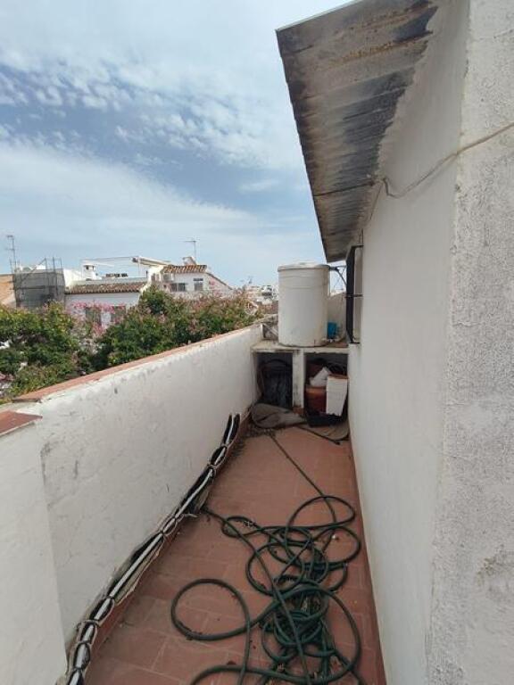 Imagen 4 de ACOGEDORA CASA DE DOS PLANTAS CON MUCHO POTENCIAL EN CENTRO DE ESTEPONA