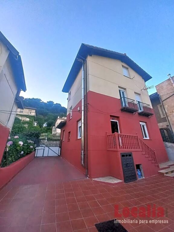 Imagen 2 de Exclusivo chalet con terraza panorámica y jardín