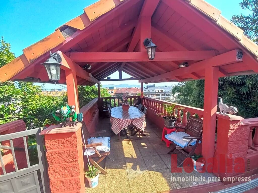 Imagen 3 de Exclusivo chalet con terraza panorámica y jardín
