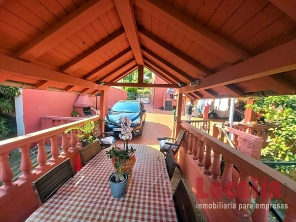 Imagen 1 de Exclusivo chalet con terraza panorámica y jardín