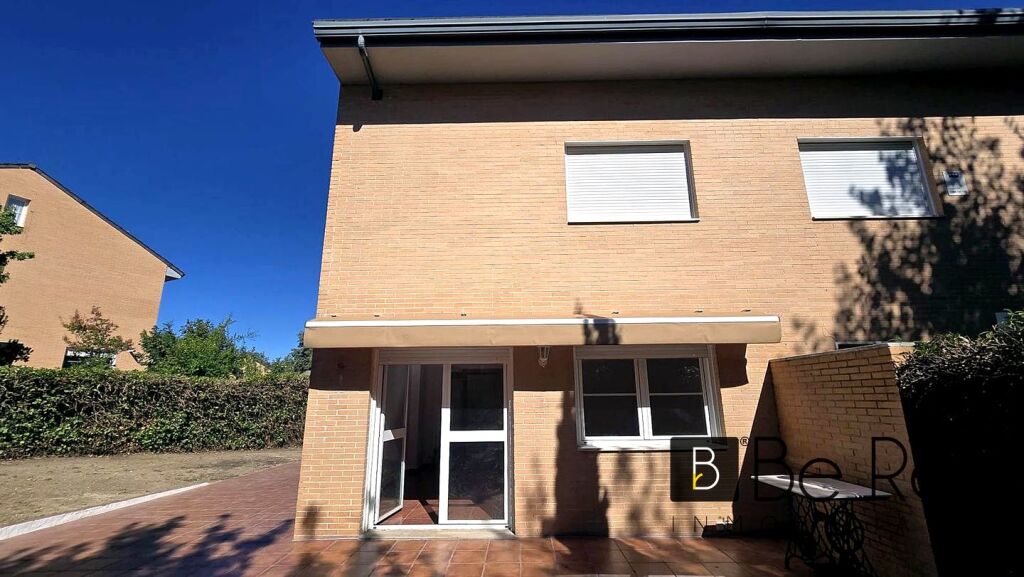 Imagen 2 de ¡EN ALQUILER! EXCELENTE CHALET PAREADO CON PARCELA DE 500M2 Y PISCINA COMUNITARIA EN LAS INFANTAS VALDEMORILLO