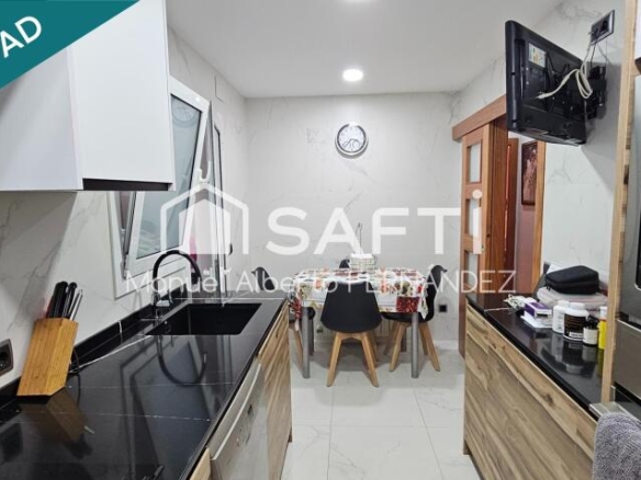 Imagen 3 de Oportunidad.  ¡Dos en uno! Vivienda + local a la venta en Blanes! Magnifico piso de 115m2 completamente reformado mas garaje/local/almacén  de 63m2.