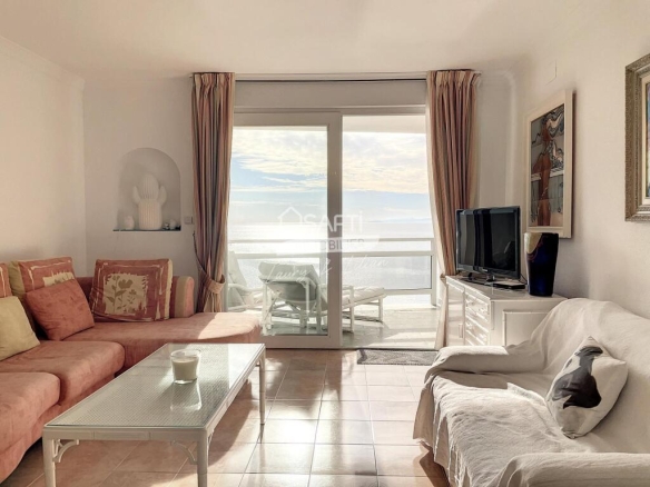 Imagen 4 de Apartamento de lujo de dos dormitorios con vistas al mar y plaza de aparcamiento.