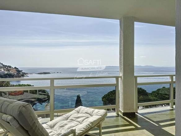 Imagen 1 de Apartamento de lujo de dos dormitorios con vistas al mar y plaza de aparcamiento.