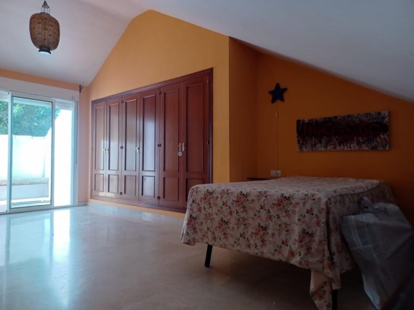 Imagen 3 de MAGNIFICA CASA DE 4 PLANTAS EN ESQUINA EN EL CENTRO DE ESTEPONA