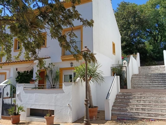 Imagen 1 de MAGNIFICA CASA DE 4 PLANTAS EN ESQUINA EN EL CENTRO DE ESTEPONA