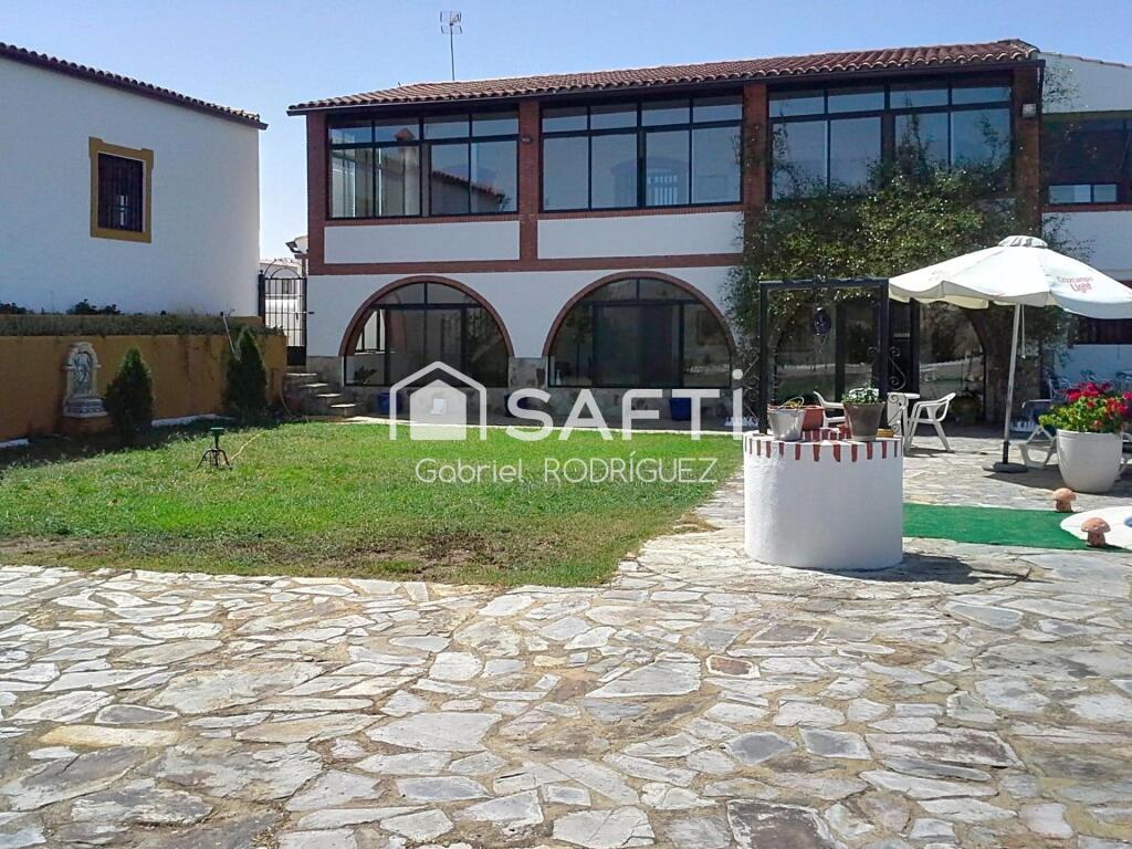 Imagen 2 de Venta de finca con gran vivienda y Plaza de toros