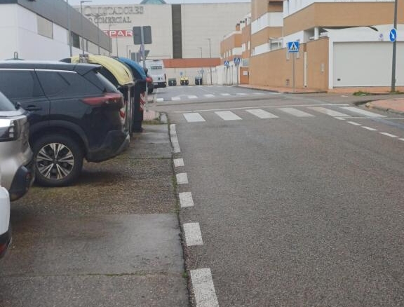 Imagen 2 de Local comercial en urbanización Guadiana. Badajoz.