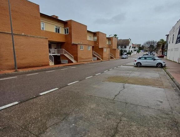 Imagen 3 de Local comercial en urbanización Guadiana. Badajoz.