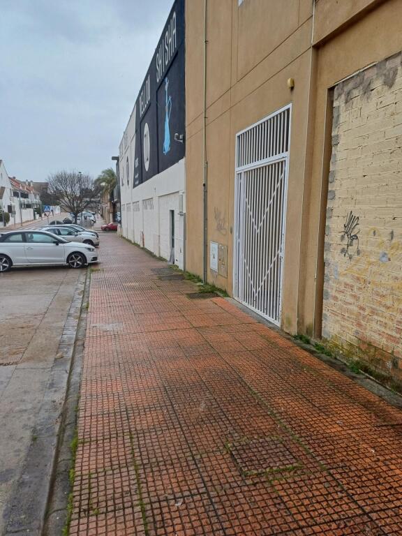 Imagen 4 de Local comercial en urbanización Guadiana. Badajoz.