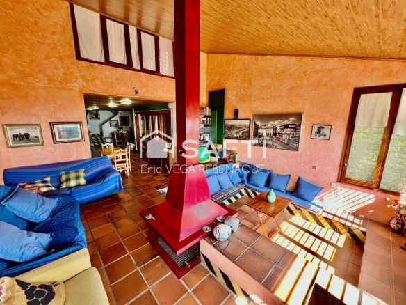 Imagen 1 de Casa de montaña con vistas panorámicas al mar.