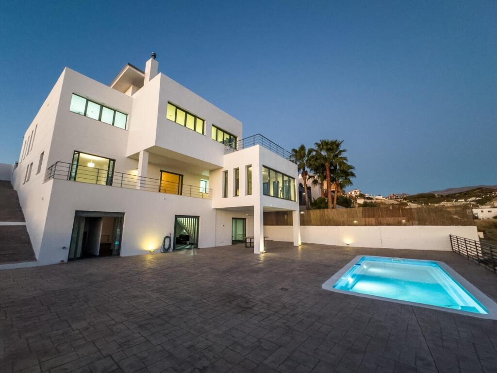 Imagen 2 de Chalet MINIMALISTA de DISEÑO MODERNO en venta en La Zubia.