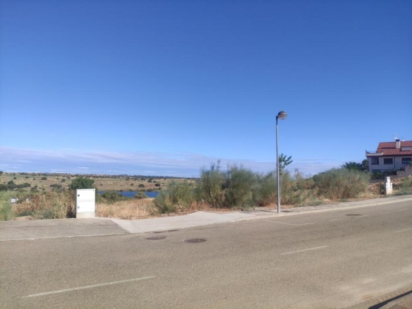 Imagen 2 de PARCELA JUNTO AL PANTANO EN CLUB GOLF LAYOS