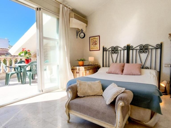 Imagen 1 de CHALET UNIFAMILIAR CON PISCINA PRIVADA EN LA ALBERCA