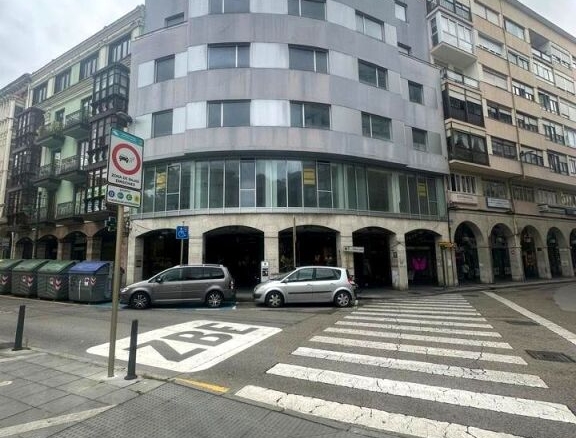 Imagen 2 de Moderno edificio en el centro de Torrelavega