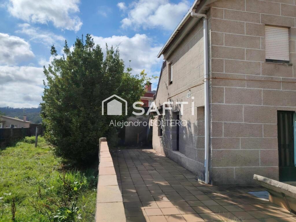 Imagen 2 de Casa de piedra en Valladares con jardín y garaje